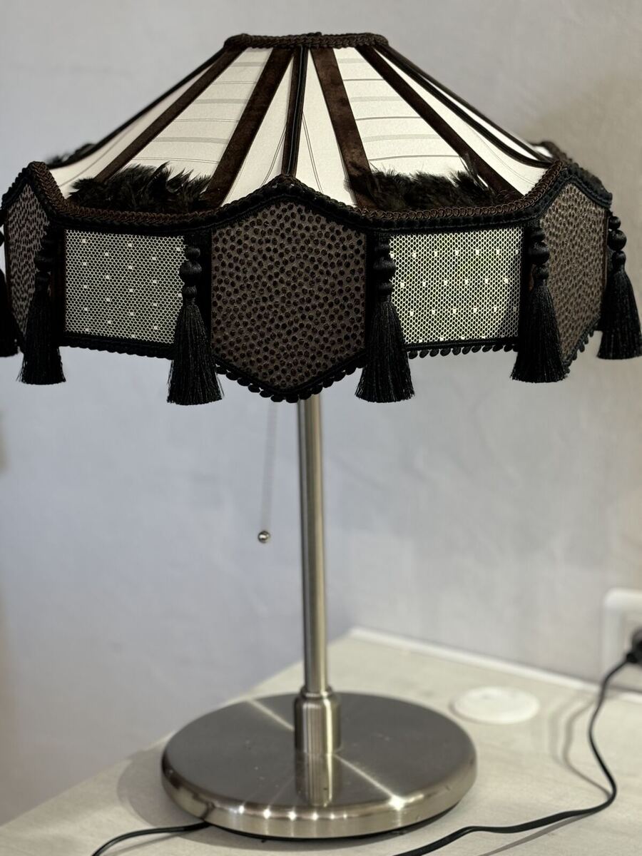 Abat-jour en cloche noir à pompons