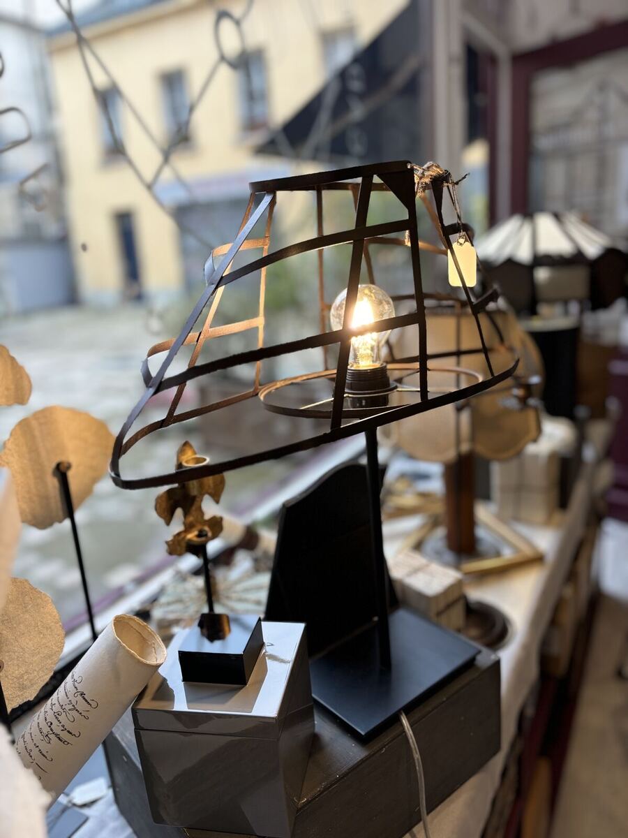 Carcasse d'abat-jour et ampoule allumée dans l'atelier