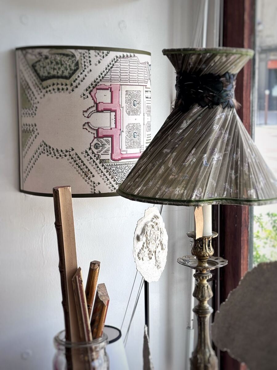 Lampes complètes présentées en boutique