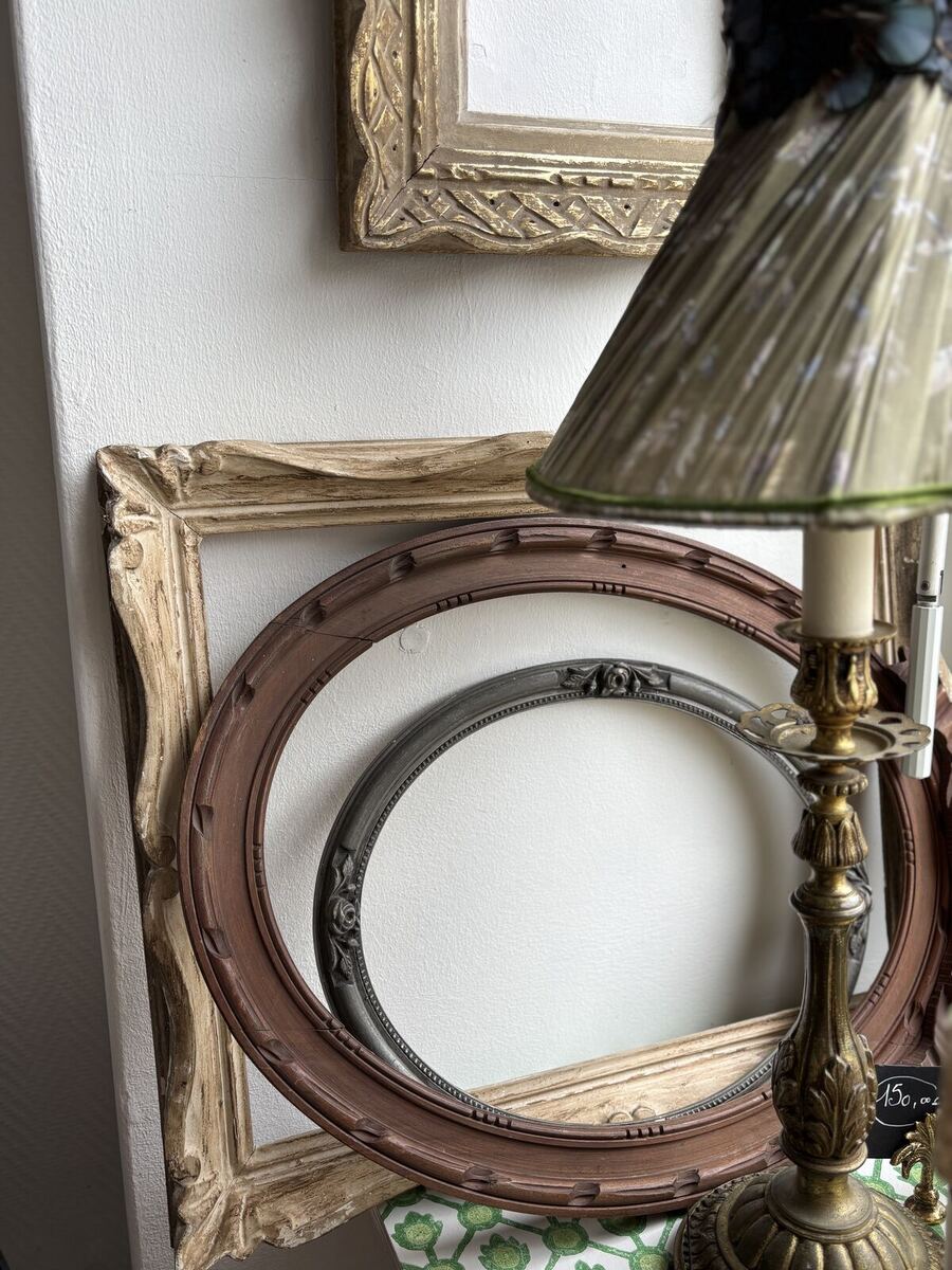 Cadres anciens et miroir chinés, présentés en boutique