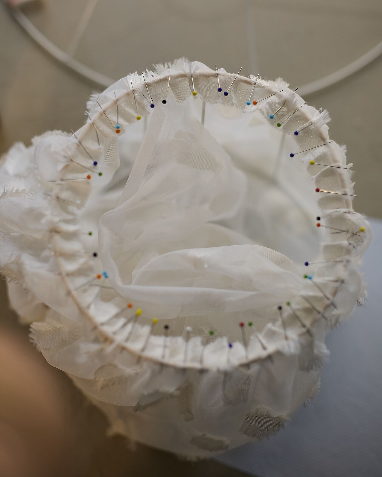 Tissu épinglé sur le cercle d'une carcasse