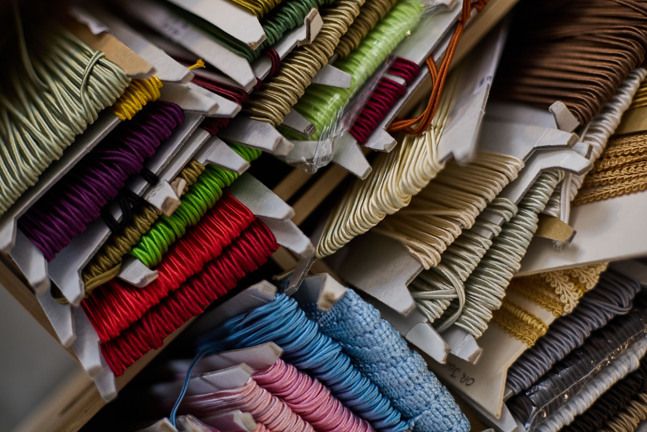 Bobines de galons de toutes les couleurs à l'atelier