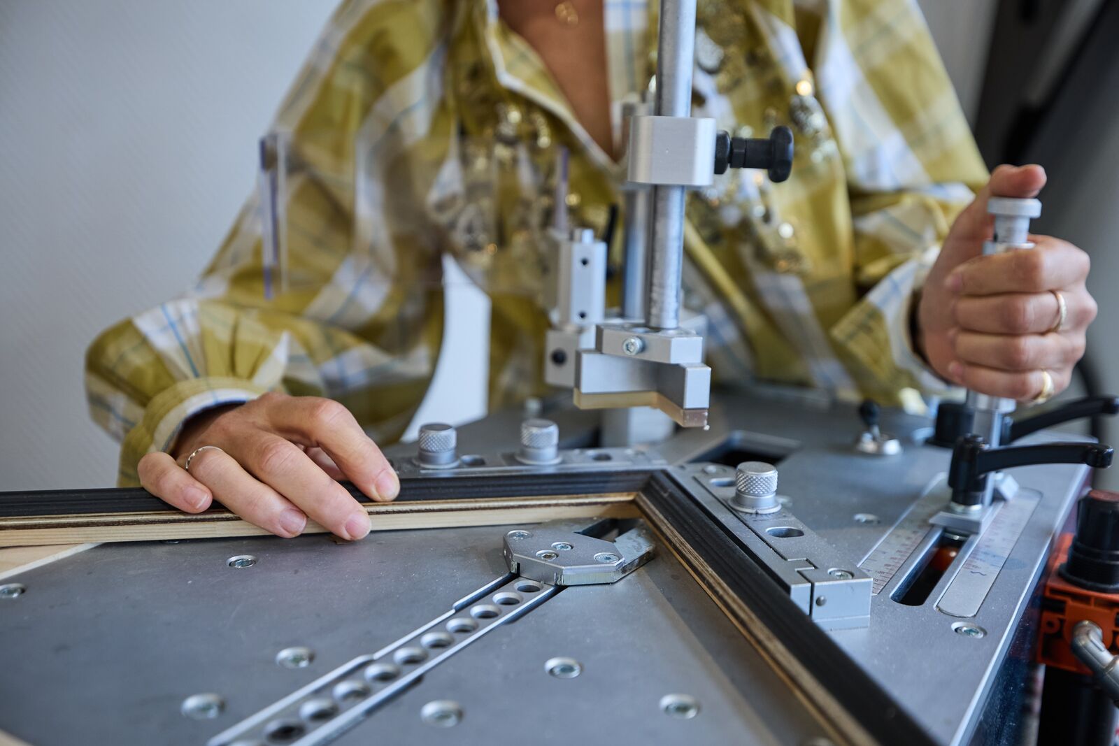 Assemblage des angles d'un cadre à l'atelier