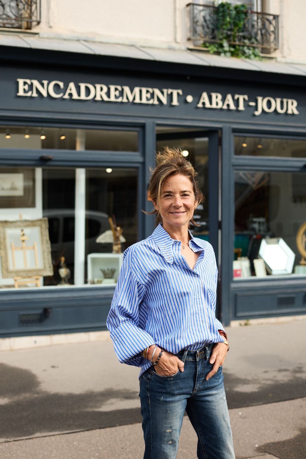 Sandrine de Fornel devant la devanture de la boutique, 41 rue d'Anjou à Versailles