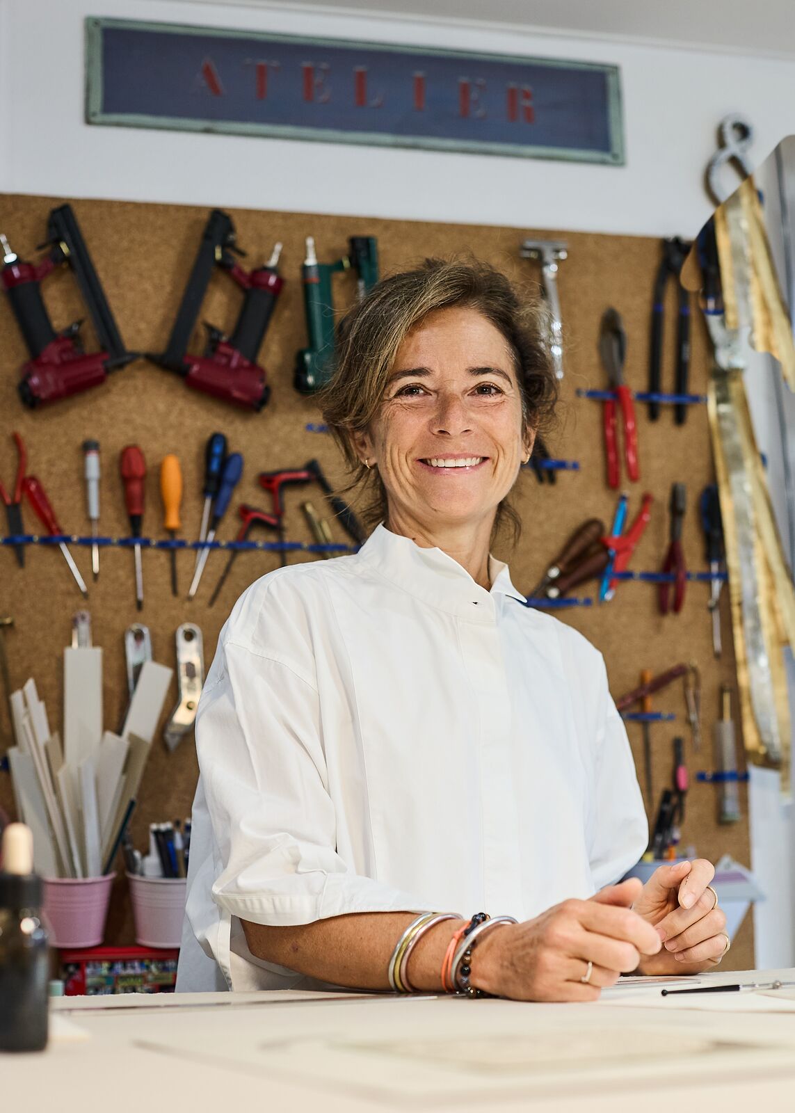 Sandrine de Fornel devant son mur d'outils, dans l'atelier