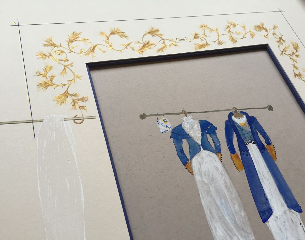 Costumes anciens encadrés sur une tringle