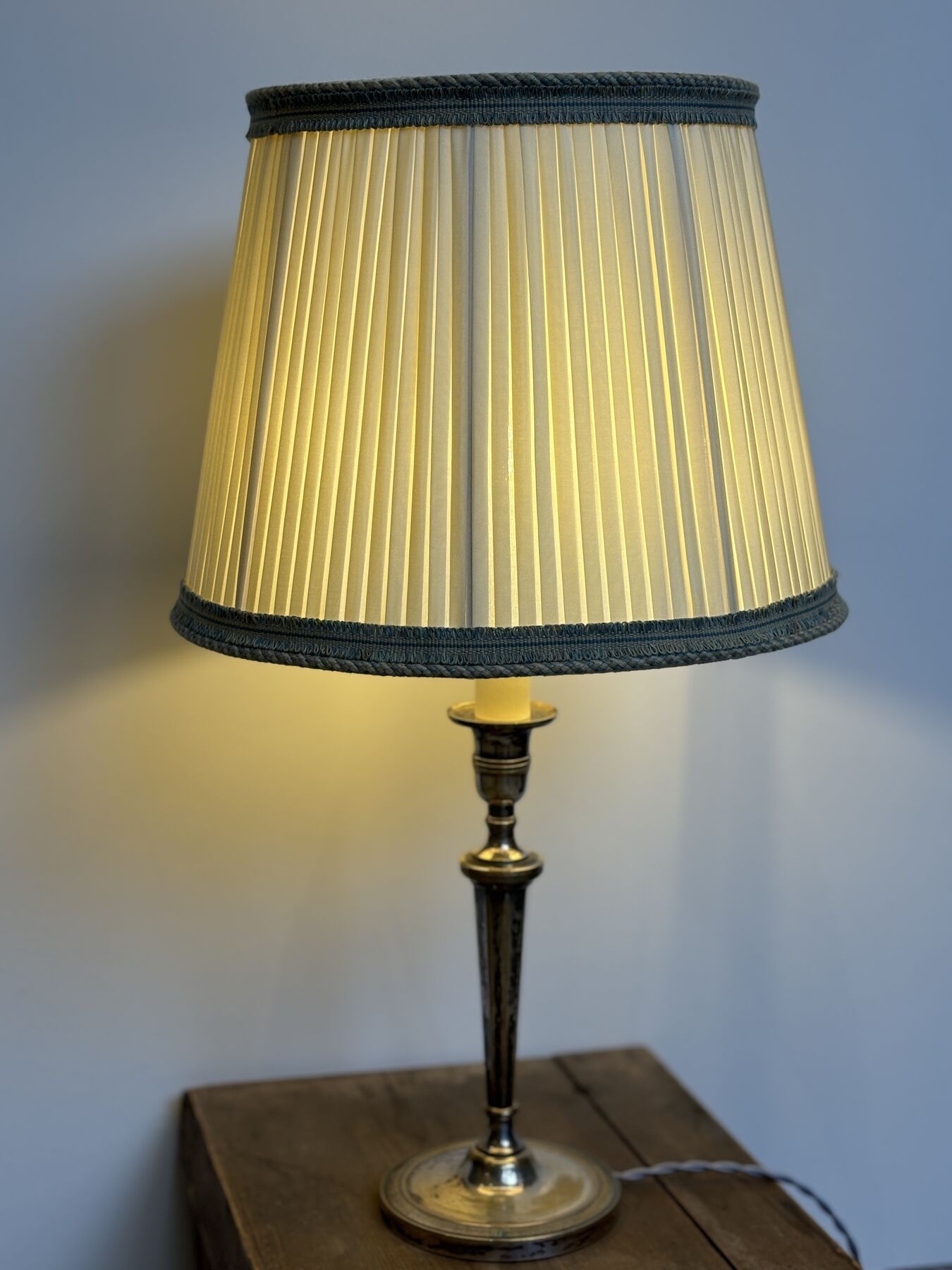 Lampe allumée avec son abat-jour