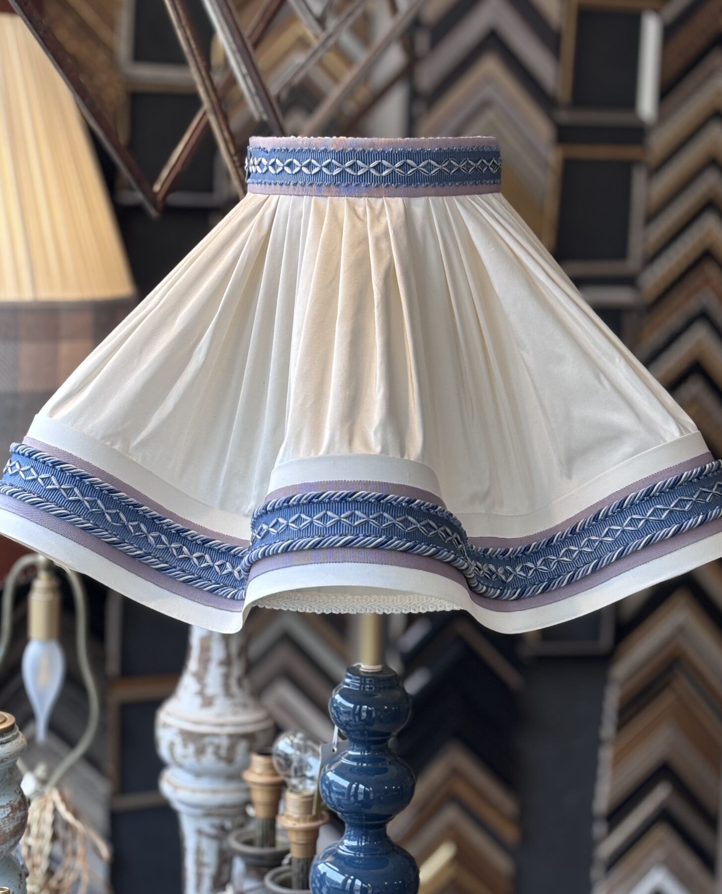 Abat-jour bleu sur pied de lampe
