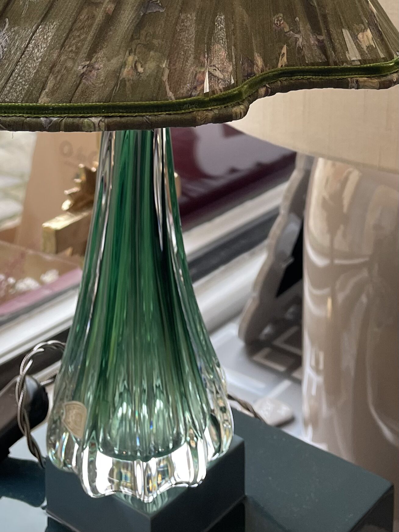 Abat-jour vert sur carcasse ancienne