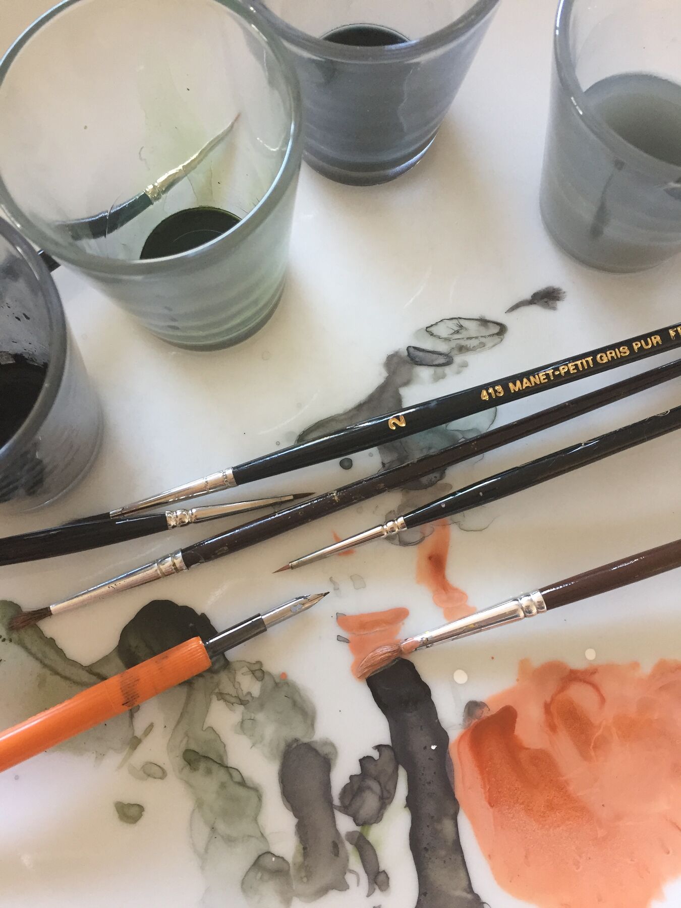 Pinceaux et gouache sur l'établi